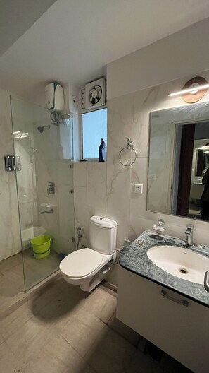 Regadera, toallas, papel de baño 