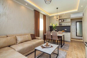 Departamento familiar, balcón, vista a la alberca | Área de sala de estar