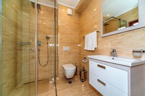Standard Triple Room, Balcony | Bathroom