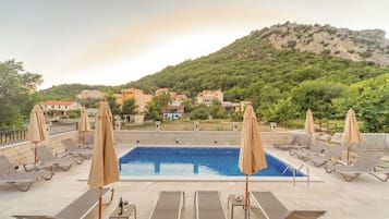 Una piscina al aire libre de temporada