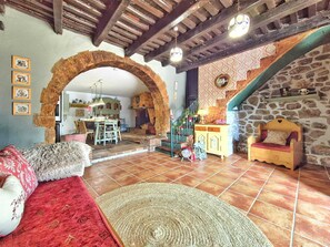 TV, fireplace, books - Can Padró  (Breda)