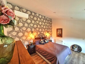 2 bedrooms, desk, free WiFi, bed sheets - Can Padró  (Breda)