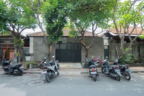 Blackout curtains, free WiFi, bed sheets