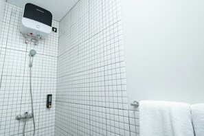 Shower, hydromassage showerhead, hair dryer, towels - Studio 27 Sanur - Self Check-in (Denpasar)