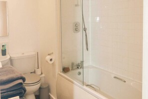 Apartment | Badezimmer | Dusche, Haartrockner, Handtücher