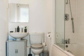 Apartment | Badezimmer | Dusche, Haartrockner, Handtücher