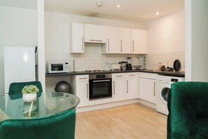 Apartment | Eigene Küche | Kühlschrank, Mikrowelle, Ofen, Herdplatte