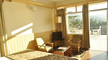 Habitación triple familiar, vistas a la montaña | Espacio para trabajar con un portátil y wifi gratis