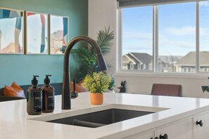 Interior - Luxury 4BR home in NW Calgary (Calgary)