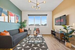 Living area - Luxury 4BR home in NW Calgary (Calgary)