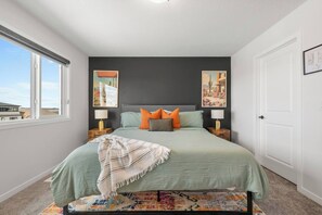 Room - Luxury 4BR home in NW Calgary (Calgary)