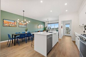 Private kitchen - Luxury 4BR home in NW Calgary (Calgary)