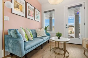 Living area - This house is a 2 bedroom(s), 1 bathrooms, located in Calgary, AB. (Calgary)