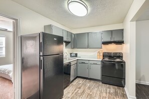 Fridge, microwave, oven, stovetop - Overlook Club G2 l Spacious and cozy (Cumming)