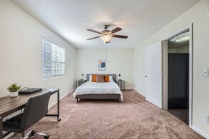 1 habitación, escritorio, tabla de planchar con plancha y cuna de viaje 