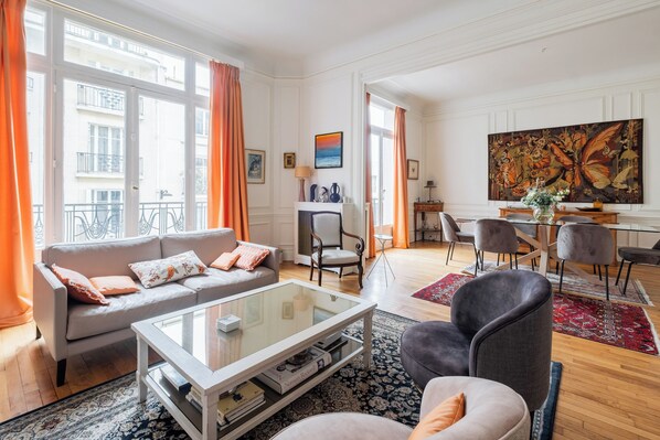 TV - Peachy Butterflies, by Veeve (Paris)