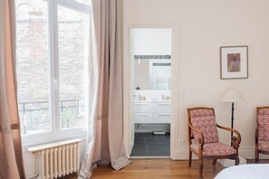 2 bedrooms, desk, WiFi, bed sheets - Peachy Butterflies, by Veeve (Paris)