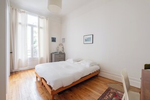 2 bedrooms, desk, WiFi, bed sheets - Peachy Butterflies, by Veeve (Paris)