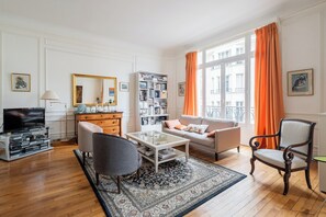 TV - Peachy Butterflies, by Veeve (Paris)