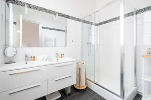 Douche, sèche-cheveux, serviettes fournies