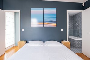 5 bedrooms, desk, WiFi, bed sheets