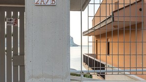 A concrete pillar with a sign reading "2A/B" and a "QUIET PLEASE" sign. - Casa Azzurra Seaview Addaura by Wonderful Italy (Palermo)
