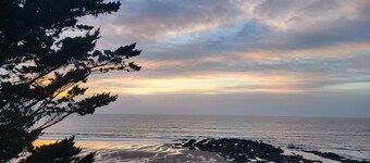Renovated house near the sea with 2 pools, parking, pets allowed