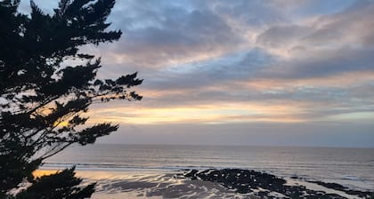 Renovated house near the sea with 2 pools, parking, pets allowed