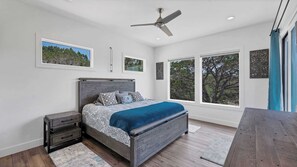 3 bedrooms, iron/ironing board, travel cot, WiFi - Luxury Hill Country Stay | Hot Tub | Scenic Views (Canyon Lake)