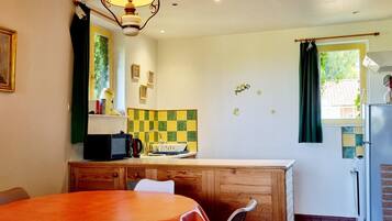 Réfrigérateur, micro-ondes, lave-vaisselle, cafetiÚre/bouilloire