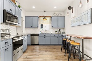 冷蔵庫、電子レンジ、オーブン、コンロ