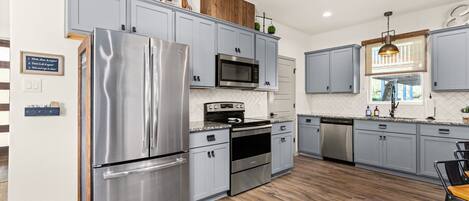 ثلاجة، ميكروويف، فرن، موقد طهي مسطح