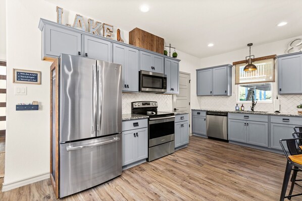 冷蔵庫、電子レンジ、オーブン、コンロ