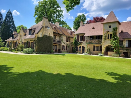 Exterior. Charming house with large garden, in the heart of a village near Nevers