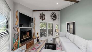 Televisio, takka, kirjoja, työhuone