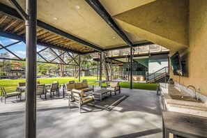 Outdoor dining - Enjoy the Full River | Fire Pit & Deck | Sleeps 12 (Seguin)