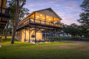 Outdoor dining - Enjoy the Full River | Fire Pit & Deck | Sleeps 12 (Seguin)