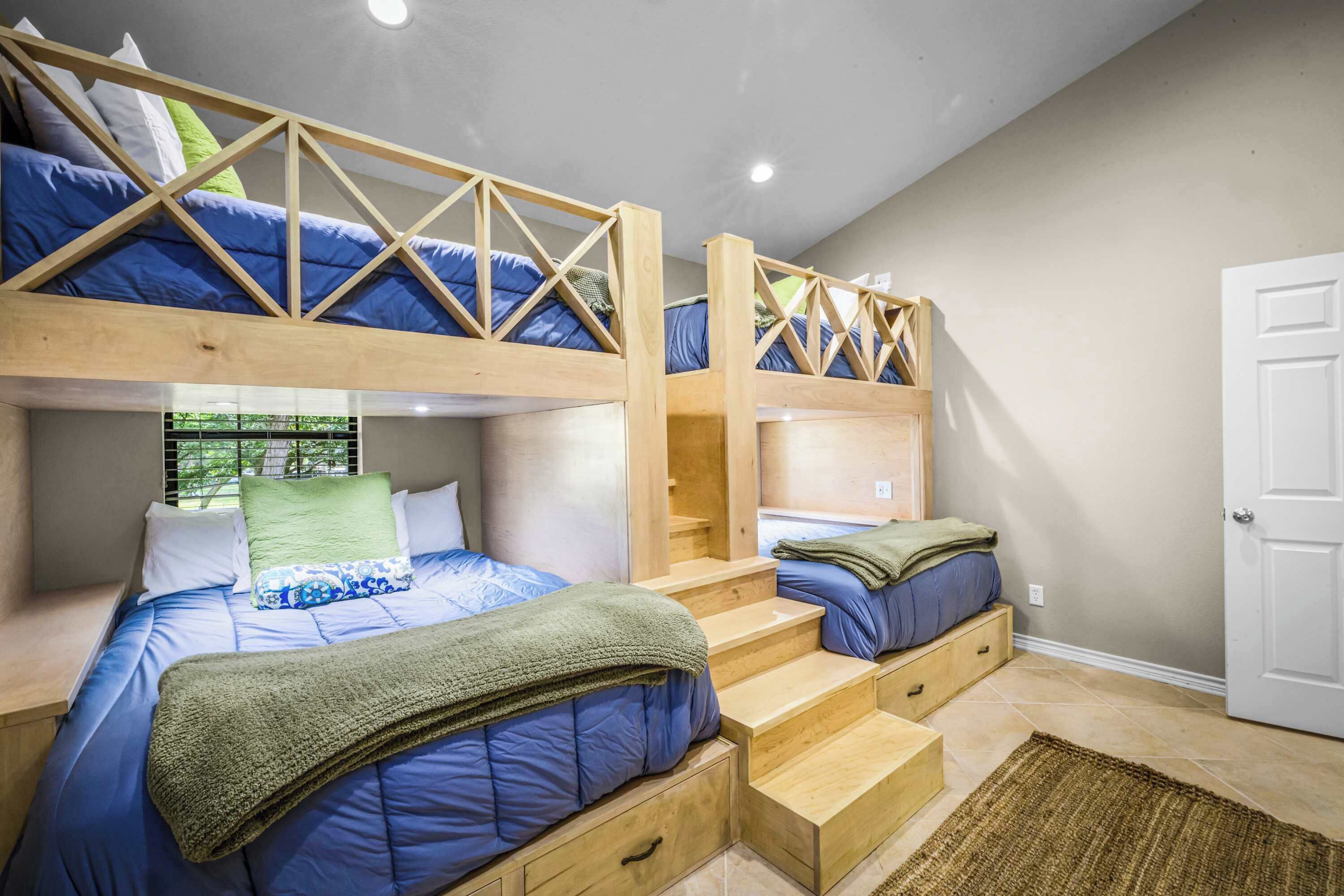 3 slaapkamers, een strijkplank/strijkijzer, wifi, beddengoed