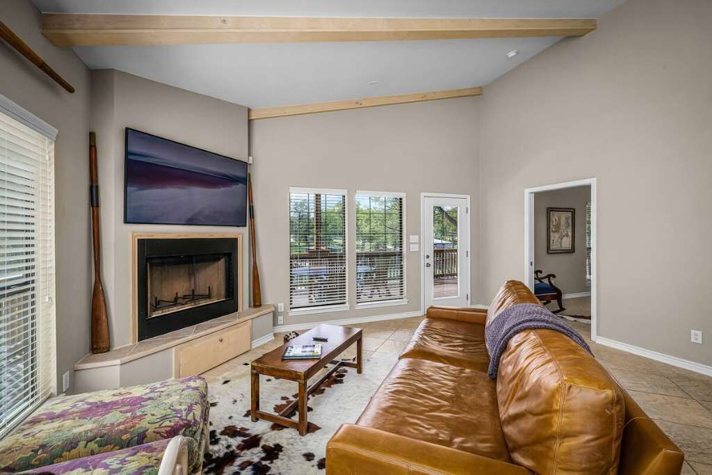 Een televisie, een open haard, boeken en een kantoor