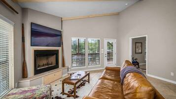 Een televisie, een open haard, boeken en een kantoor