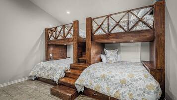 3 makuuhuonetta, työpöytä, silitysrauta/-lauta, Wi-Fi