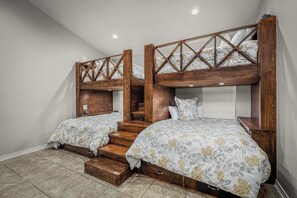 3 bedrooms, desk, iron/ironing board, WiFi