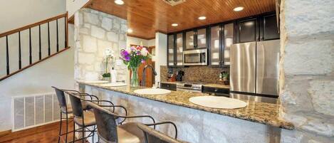 Frigorifero, microonde, forno, piano cottura