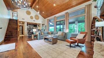 Televisión, chimenea y oficina