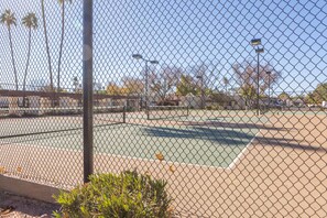 Sport court - Cozy House, Pool, Spa, Tennis & Pickleball Courts (Tempe)
