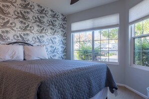 2 bedrooms, iron/ironing board, travel crib, WiFi - Cozy House, Pool, Spa, Tennis & Pickleball Courts (Tempe)