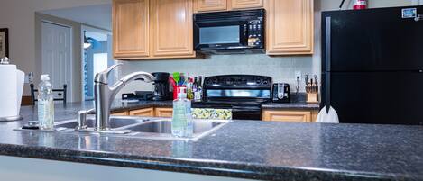 Refrigerador, microondas, horno, placa de cocina