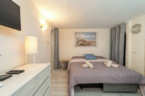 1 bedroom, in-room safe, iron/ironing board, travel crib - Charming studio with terrace close to the beach (Mastrinka)