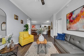 Smart TV, offices - Stylish 2-Bed/2-Bath Tampa Apartment: Comfort Meets Convenience for Corporate Travelers (Tampa)
