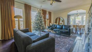 Televisión, chimenea y oficina